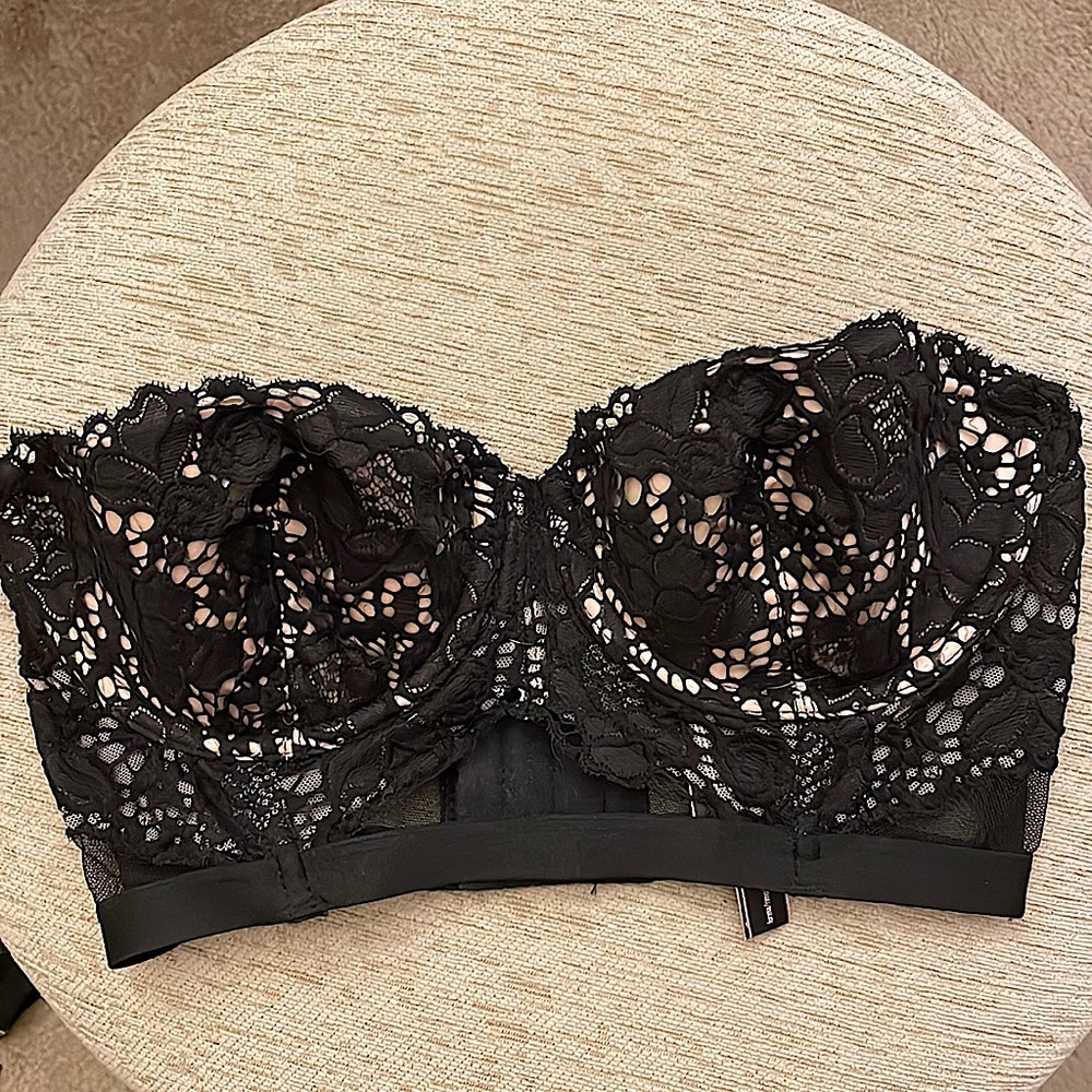 VS Bra/Bustier 32C black and nude lace, removable straps.